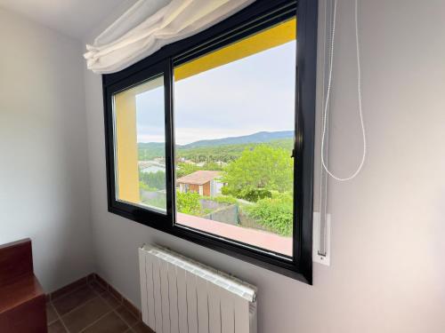 A környék, Caserna 13 - Moderna Casa de Pueblo en Maçanet (Caserna 13 - Moderna Casa de Pueblo en Macanet) in Massanet de Cabrenys