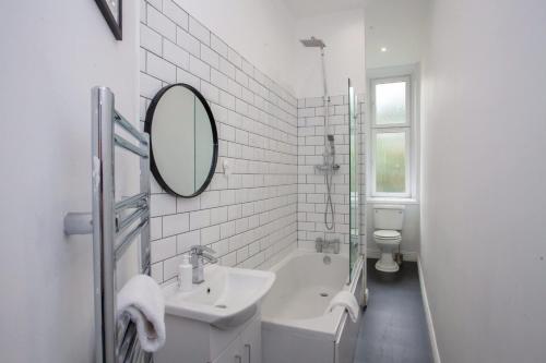 Modern, Light-filled and Sleek West End Apartment, Glasgow (Foto 6)