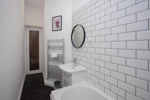 Modern, Light-filled and Sleek West End Apartment, Glasgow (Foto 7)