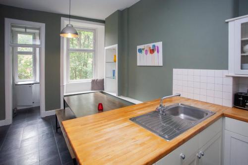 Modern, Light-filled and Sleek West End Apartment, Glasgow (Foto 11)