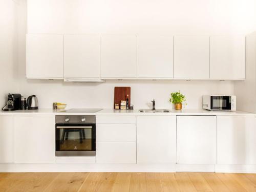 Gorgeous and Bright Centrally Located Four-bedroom Apartment - image 11