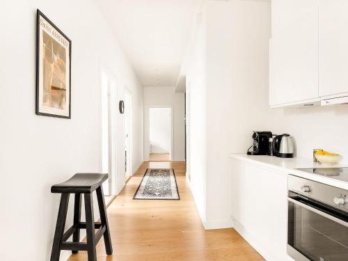 Gorgeous and Bright Centrally Located Four-bedroom Apartment - image 2
