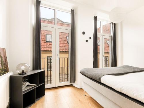 Gorgeous and Bright Centrally Located Four-bedroom Apartment - main image