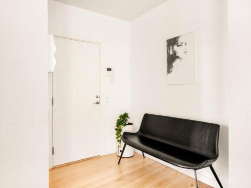 Gorgeous and Bright Centrally Located Four-bedroom Apartment - image 5