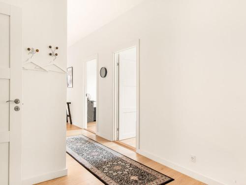 Gorgeous and Bright Centrally Located Four-bedroom Apartment - image 6