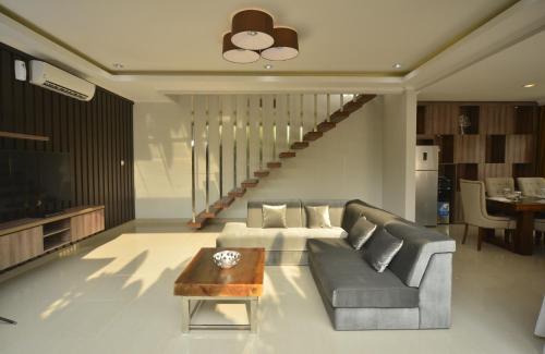 Long Stay Offer 30 Nights at Three-Bedroom Villa with Private Pool image 2