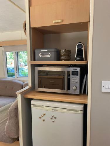 Faciliteiten, Casa Elixa prachtige stacaravan met heerlijke overkapping in Verspreide huizen Eext