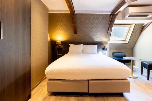 Deluxe Double Room image 7