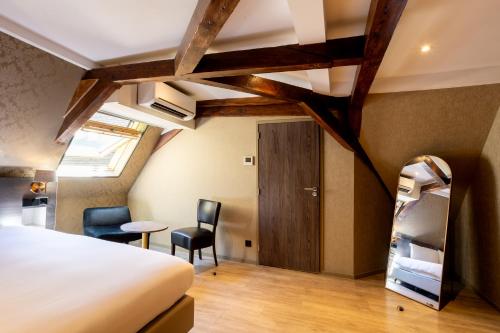 Deluxe Double Room image 6