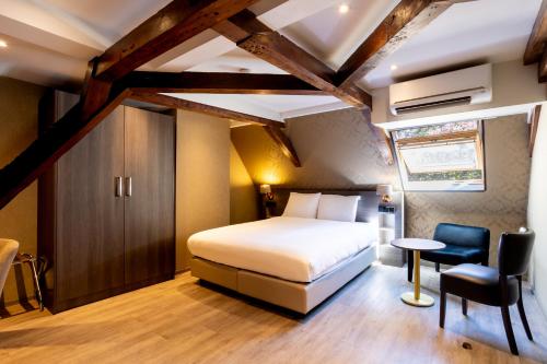 Deluxe Double Room image 8