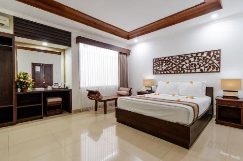 Deluxe Double or Twin Room image 9