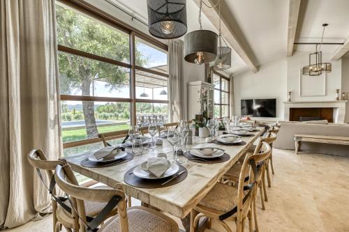 Koplietošanas atpūtas telpa ar TV, Villa Les Escapades d'Adrien, piscine, climatisation in La Motte-Dʼaigues