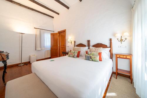 2 twin beds, 1 sofa bed