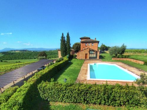  Amazing Farmhouse in Montepulciano with Shared Swimming Pool, Pension in Petrignano sul Lago