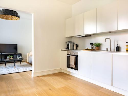 Sanders Shield - 3 bedroom apartment with balcony - image 2