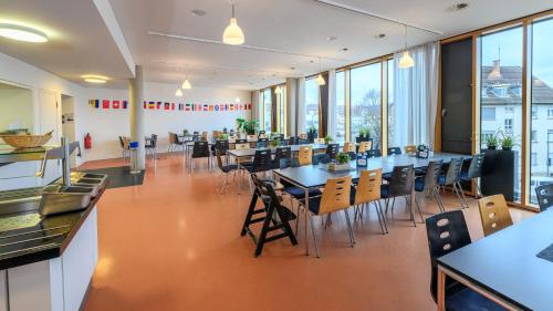 Restaurant, Jugendherberge Stuttgart Neckarpark near Mercedes-Benz-Museum
