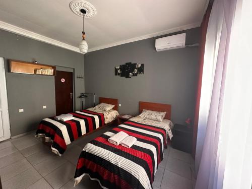 2 twin beds