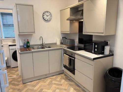 ResiLets - NEW 3 Bed Apt, Sleeps 5, Town Centre, Ideal for contractors, holidaymakers, Professional  in ไบลท์