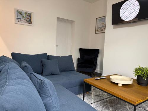 ResiLets - NEW 3 Bed Apt, Sleeps 5, Town Centre, Ideal for contractors, holidaymakers, Professional  in ไบลท์