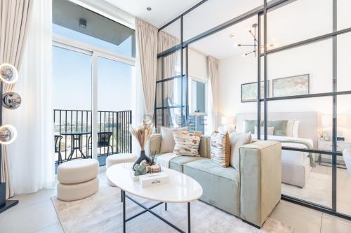 Located Minutes walk to Dubai Hills Park, Near Dubai Hills Mall , Socio Tower 1, Dubai Hills by Deluxe Holiday Homes, Dubaj