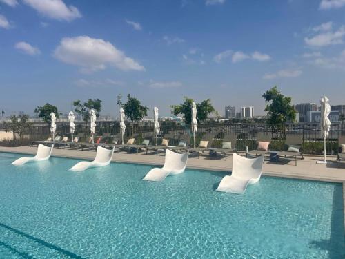 Located Minutes walk to Dubai Hills Park, Near Dubai Hills Mall , Socio Tower 1, Dubai Hills by Deluxe Holiday Homes, Dubai (Foto 10)