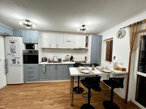 JAD - Luxury Villa's - A&C, Garden, BBQ & Playground, Брашов (фото 8)