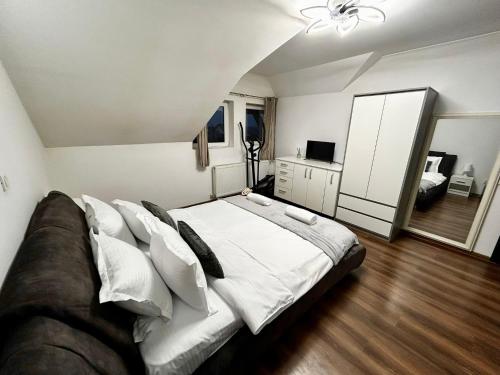 JAD - Luxury Villa's - A&C, Garden, BBQ & Playground, Брашов (фото 11)