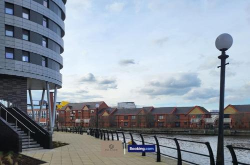 3 Bedroom Apartment By Paul & Malin Properties Short Lets & Serviced Accommodation Stretford With Free Parking & Gym Access, Манчестер (фото 8)