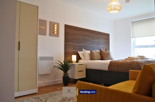 3 Bedroom Apartment By Paul & Malin Properties Short Lets & Serviced Accommodation Stretford With Free Parking & Gym Access, Манчестер (фото 5)