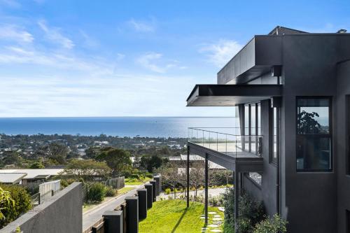 View, OMG the Views! Your Luxury Bay Retreat Awaits! near Arthurs Seat Summit
