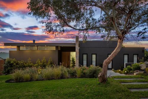 View, OMG the Views! Your Luxury Bay Retreat Awaits! near Arthurs Seat Summit