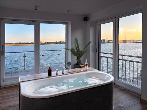 Hot tub, Sea 65 – Ihre Ferienwohnung direkt am Wasser im Ostsee Resort Olpenitz in Olpenitz