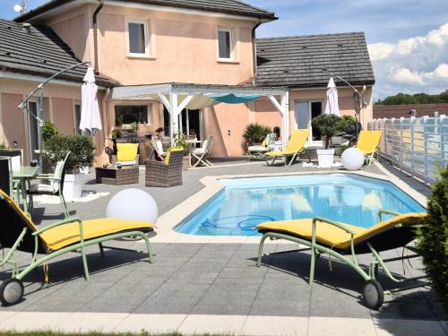 Chambre d'hôtes de charme avec piscine terrasse et vue sur les prairies chambre d'hôte Serécourt