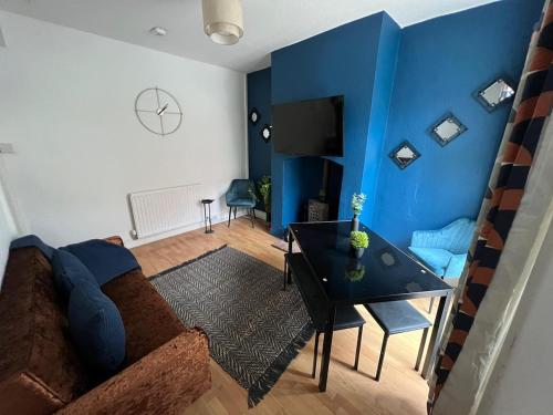 4 Bedroom House - 3 Bathroom, Sleeps 9, with Unlimited Wi-Fi, Free Parking - 8DSC, Coventry