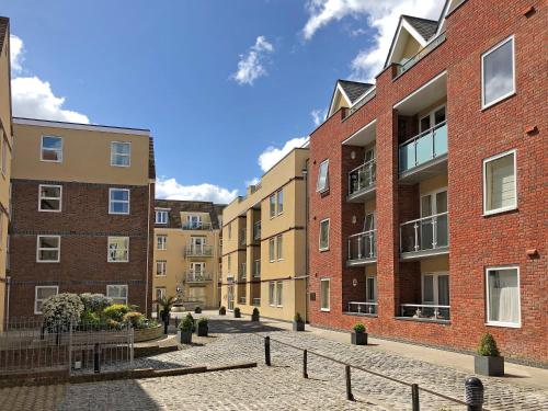 Chichester City Centre 2 Bedroom Flat I Ground Floor with Underground Parking I Chichester Holiday Properties
