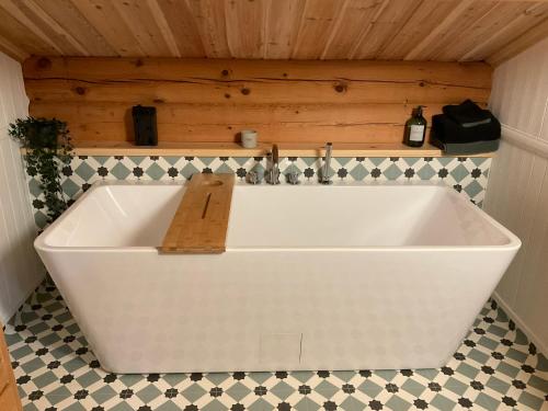 Vannituba, Luxury family house "Berg" with outdoor sauna, hot tub and lake view in Ovre Ramse
