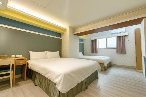 1 double bed, 1 twin bed