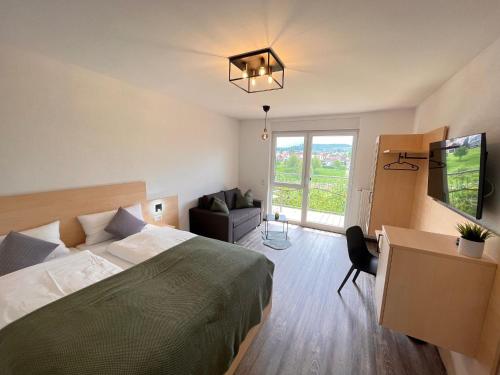 1 queen bed, 1 sofa bed