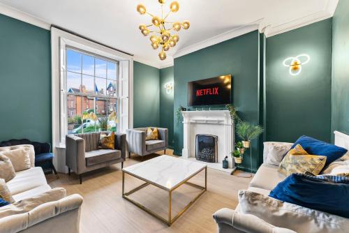 New! - The Most Central and Lux Whitby House - Hot-Tub