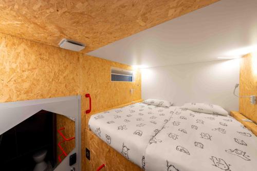 Double Bed Cabin with Shared Bathroom - Upper Level room in ibis Styles Ljubljana The Fuzzy Log