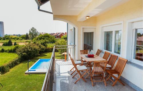 ทัศนียภาพภายนอกโรงแรม, Stunning Home In Dugo Selo in เซสเวตสกี คราลเยเวซ