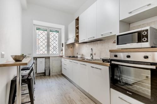 Elegant and spacious apartment facing the subway near the Vatican, Rzym (zdjęcie 5)