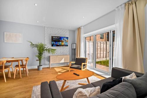 Stylish Four Bedroom Townhouse - City Centre - Netflix - Parking - Garden - Balconies 11SL, Birmingham