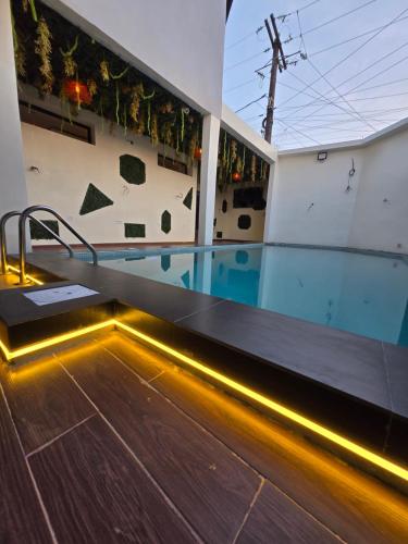 Basen, Suna'a home Logpom in Douala