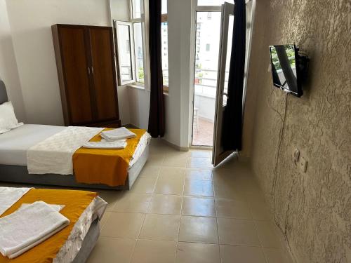 2 twin beds