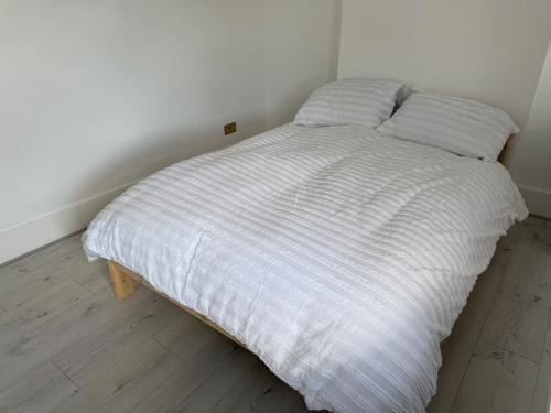 Studio Sleeps 2 with Air Conditioning, Croydon