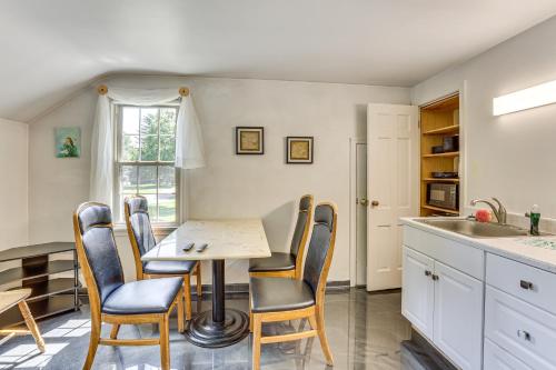 1 Mi to Dtwn Salem: Apt w/ Garage Access! in Salem (OH)