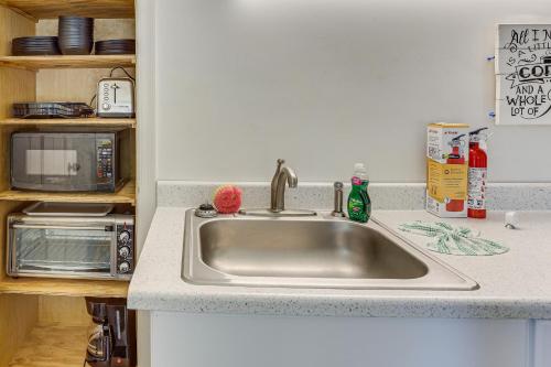 1 Mi to Dtwn Salem: Apt w/ Garage Access! in Salem (OH)