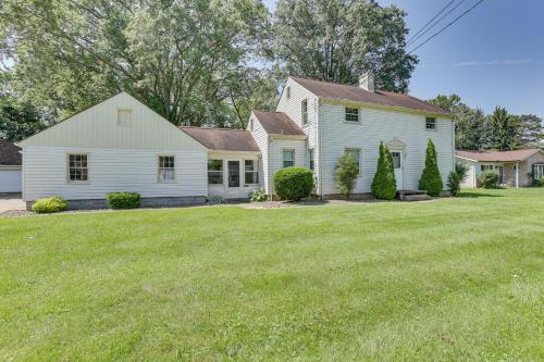 1 Mi to Dtwn Salem: Apt w/ Garage Access! in Salem (OH)