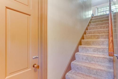 1 Mi to Dtwn Salem: Apt w/ Garage Access! in Salem (OH)